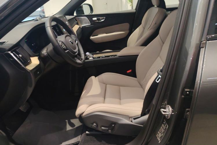 Used Volvo XC60 2026 B5 4x4 SmartDrive Sport Edition Left Front Seat