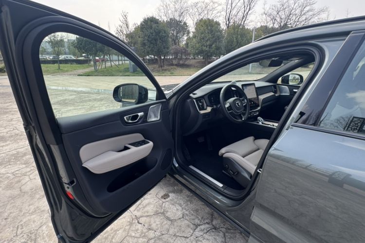 Used Volvo XC60 2026 B5 4x4 SmartDrive Sport Edition Left Front Seat
