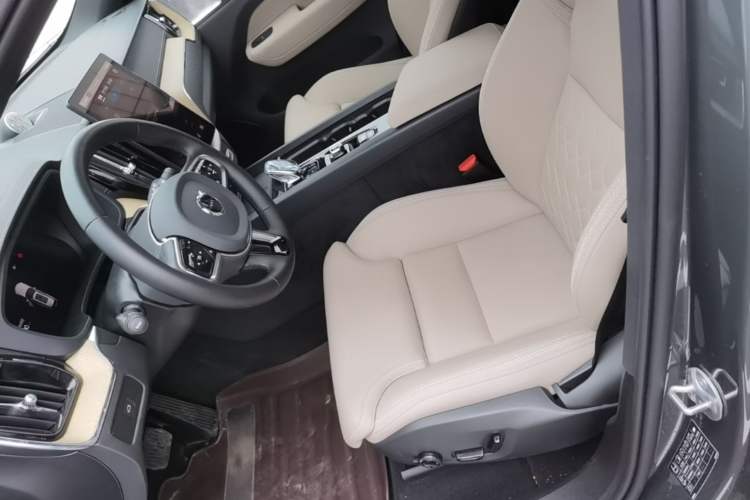 Used Volvo XC60 2026 B5 4x4 SmartDrive Sport Edition Left Front Seat