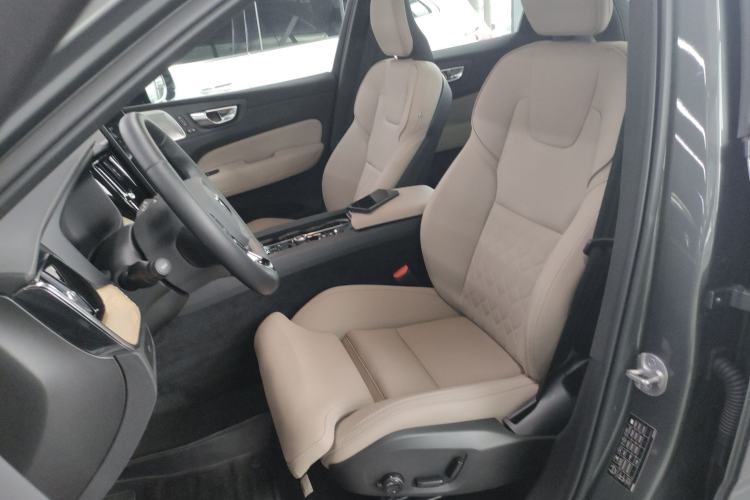 Used Volvo XC60 2026 B5 4x4 SmartDrive Sport Edition Left Front Seat