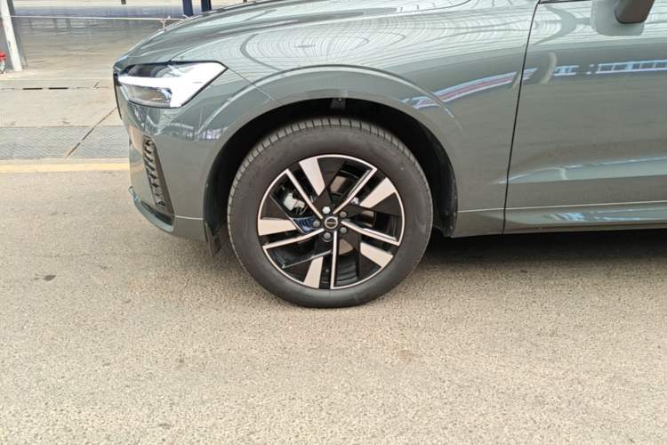 Used Volvo XC60 2026 B5 4x4 SmartDrive Sport Edition Left Front Wheel Hub