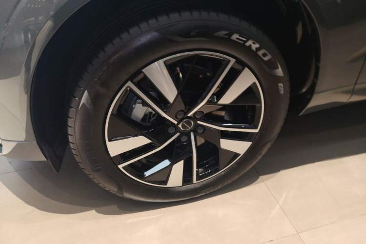 Used Volvo XC60 2026 B5 4x4 SmartDrive Sport Edition Left Front Wheel Hub