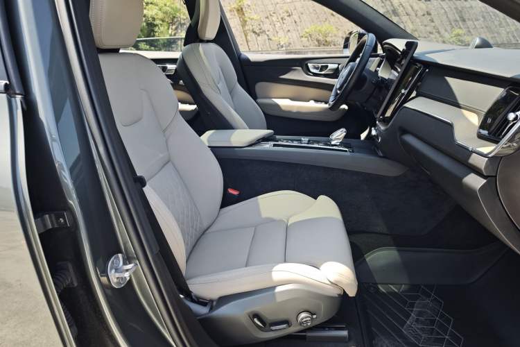 Used Volvo XC60 2026 B5 4x4 SmartDrive Sport Edition Right Front Seat