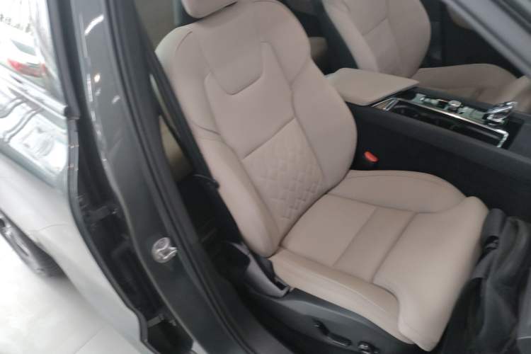 Used Volvo XC60 2026 B5 4x4 SmartDrive Sport Edition Right Front Seat