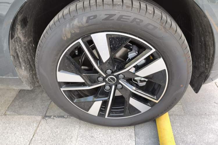 Used Volvo XC60 2026 B5 4x4 Smart Luxury Edition Right Front Wheel Hub