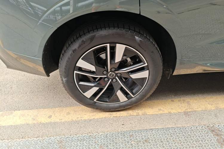 Used Volvo XC60 2026 B5 4x4 SmartDrive Sport Edition Right Rear Wheel Hub