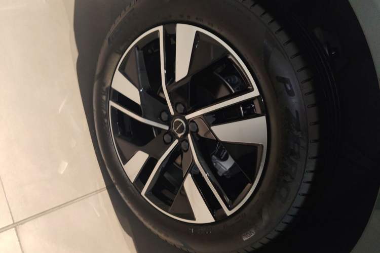 Used Volvo XC60 2026 B5 4x4 SmartDrive Sport Edition Right Rear Wheel Hub