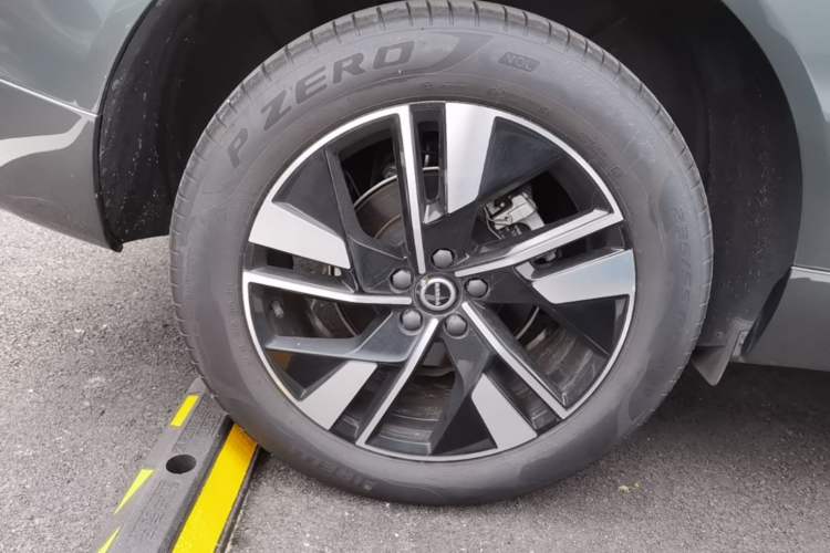 Used Volvo XC60 2026 B5 4x4 SmartDrive Sport Edition Right Rear Wheel Hub