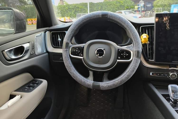 Used Volvo XC60 2026 B5 4x4 Smart Luxury Edition Steering Wheel