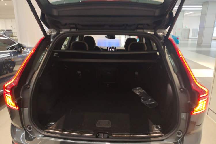 Used Volvo XC60 2026 B5 4x4 SmartDrive Sport Edition Trunk