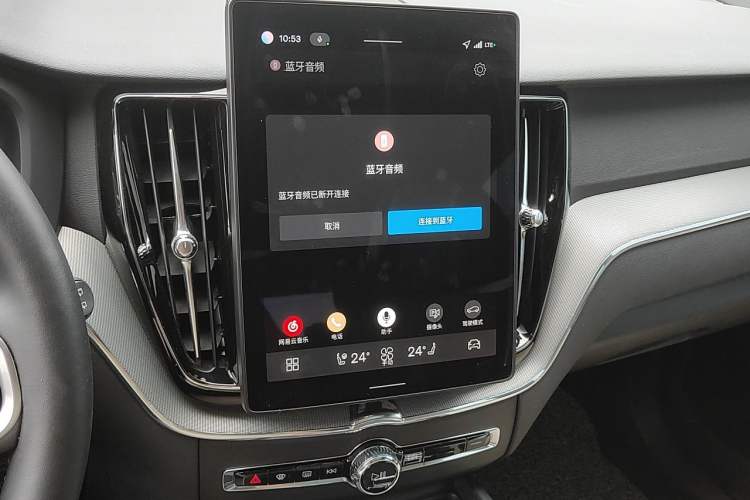 Used Volvo XC60 2026 B5 4x4 Smart Luxury Edition Audio And AC Panel