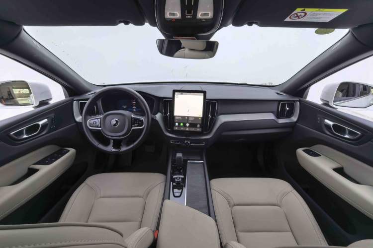 Used Volvo XC60 2026 B5 4x4 Smart Luxury Edition Audio And AC Panel
