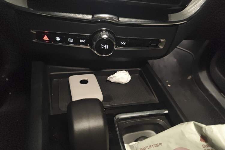 Used Volvo XC60 2026 B5 4x4 Smart Luxury Edition Audio And AC Panel