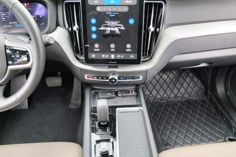 Used Volvo XC60 2026 B5 4x4 Smart Luxury Edition Audio And AC Panel