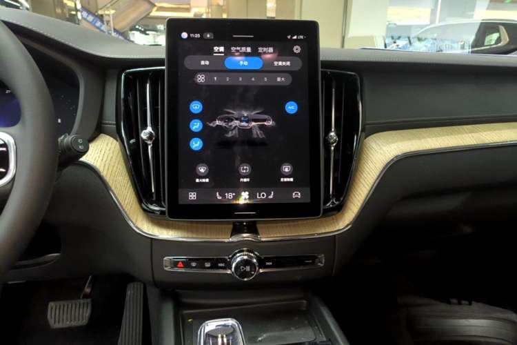 Used Volvo XC60 2026 B5 4x4 Smart Luxury Edition Audio And AC Panel