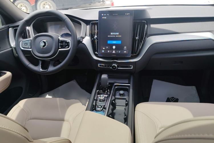 Used Volvo XC60 2026 B5 4x4 Smart Luxury Edition Center Console