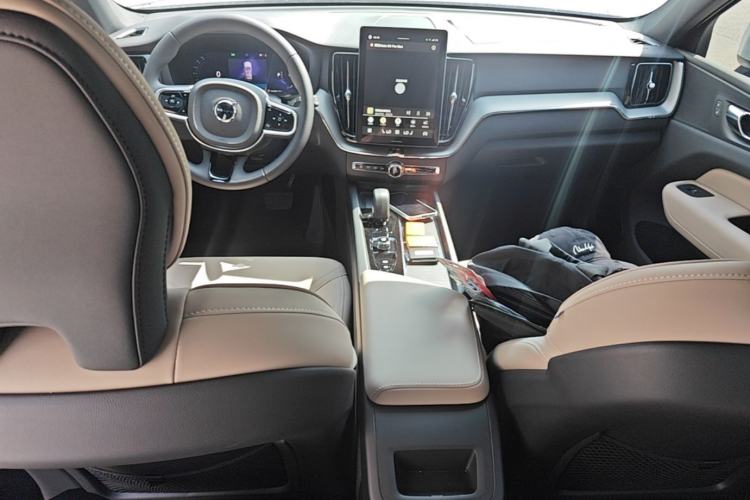 Used Volvo XC60 2026 B5 4x4 Smart Luxury Edition Center Console