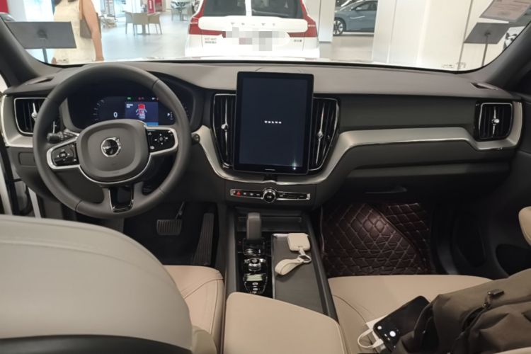 Used Volvo XC60 2026 B5 4x4 Smart Luxury Edition Center Console