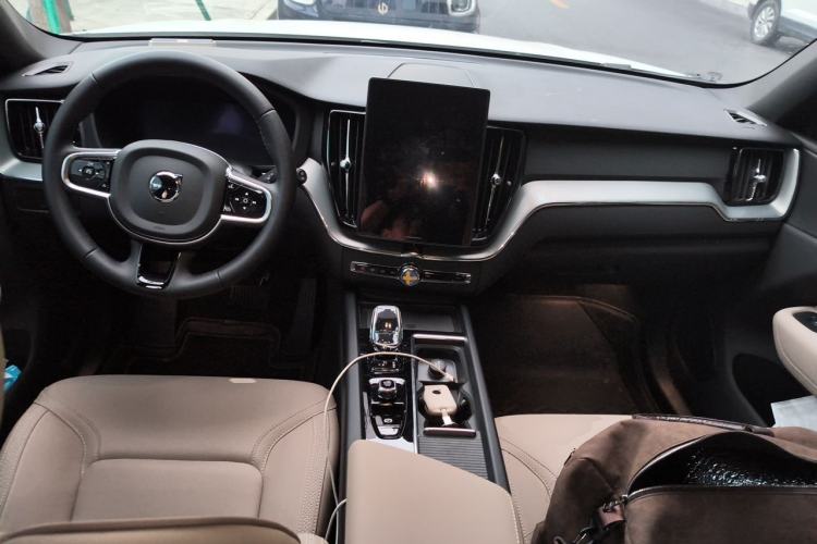 Used Volvo XC60 2026 B5 4x4 Smart Luxury Edition Center Console