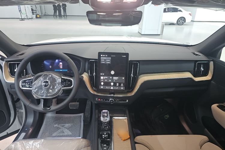 Used Volvo XC60 2026 B5 4x4 Smart Luxury Edition Center Console