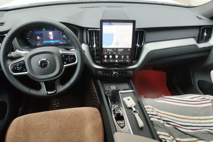 Used Volvo XC60 2026 B5 4x4 Smart Luxury Edition Center Console