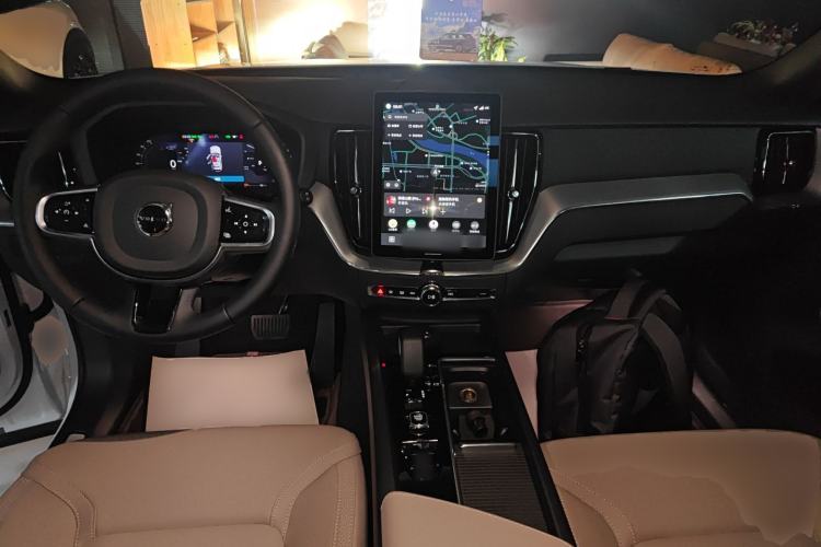 Used Volvo XC60 2026 B5 4x4 Smart Luxury Edition Center Console