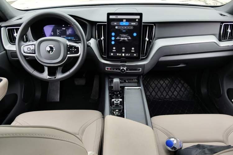 Used Volvo XC60 2026 B5 4x4 Smart Luxury Edition Center Console