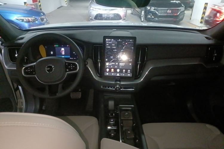 Used Volvo XC60 2026 B5 4x4 Smart Luxury Edition Center Console