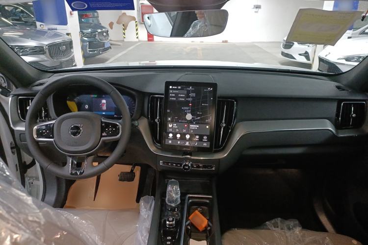 Used Volvo XC60 2026 B5 4x4 Smart Luxury Edition Center Console