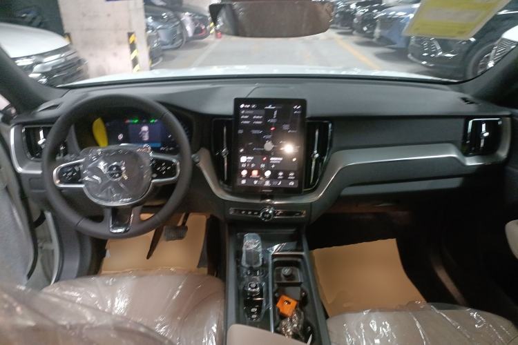 Used Volvo XC60 2026 B5 4x4 Smart Luxury Edition Center Console
