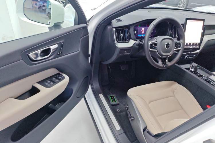 Used Volvo XC60 2026 B5 4x4 Smart Luxury Edition Driver Seat