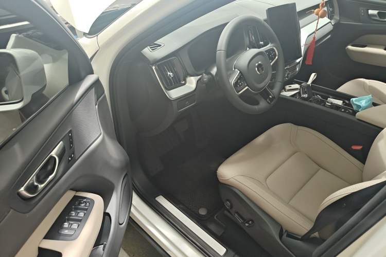 Used Volvo XC60 2026 B5 4x4 Smart Luxury Edition Driver Seat