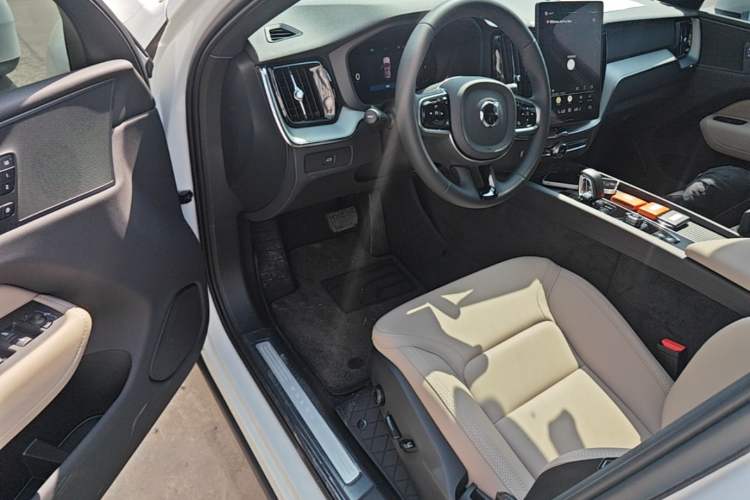 Used Volvo XC60 2026 B5 4x4 Smart Luxury Edition Driver Seat