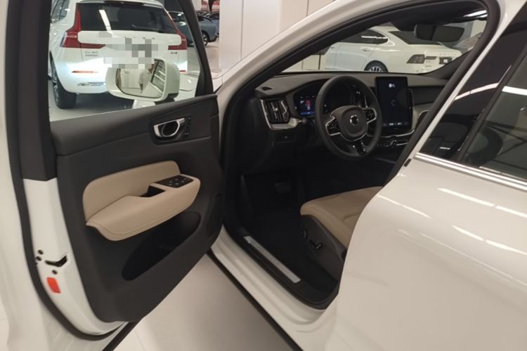 Used Volvo XC60 2026 B5 4x4 Smart Luxury Edition Driver Seat