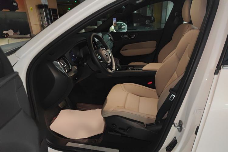 Used Volvo XC60 2026 B5 4x4 Smart Luxury Edition Driver Seat