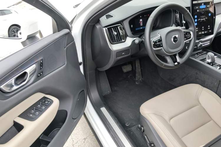 Used Volvo XC60 2026 B5 4x4 Smart Luxury Edition Driver Seat