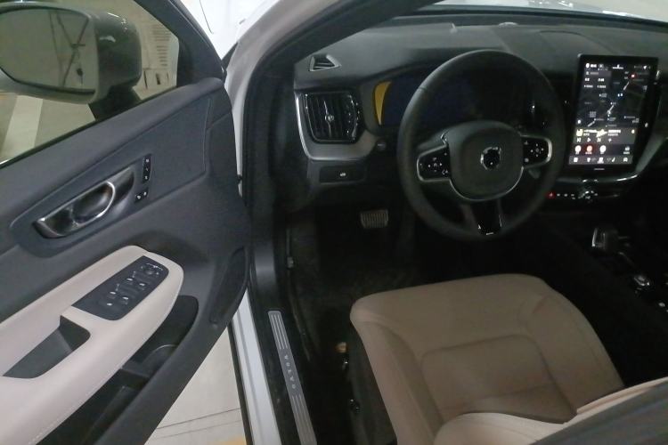 Used Volvo XC60 2026 B5 4x4 Smart Luxury Edition Driver Seat