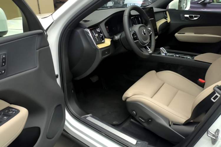 Used Volvo XC60 2026 B5 4x4 Smart Luxury Edition Driver Seat