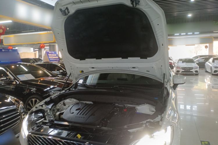 Used Volvo XC60 2026 B5 4x4 Smart Luxury Edition Engine Bay