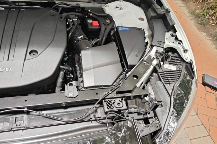 Used Volvo XC60 2026 B5 4x4 Smart Luxury Edition Engine Bay Left