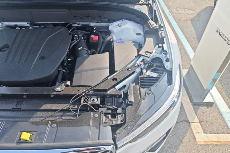 Used Volvo XC60 2026 B5 4x4 Smart Luxury Edition Engine Bay Left