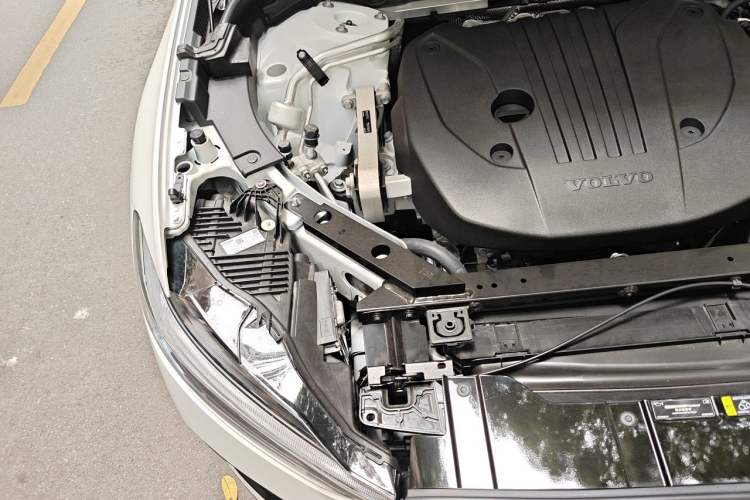 Used Volvo XC60 2026 B5 4x4 Smart Luxury Edition Engine Bay Right