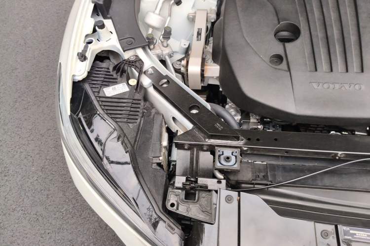 Used Volvo XC60 2026 B5 4x4 Smart Luxury Edition Engine Bay Right