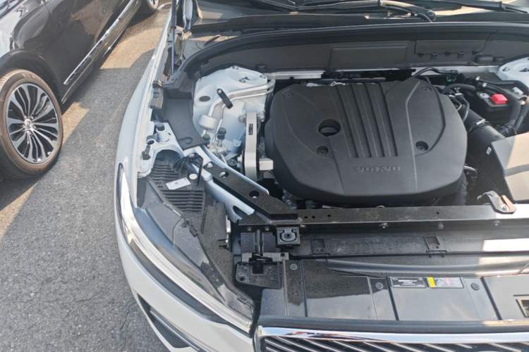 Used Volvo XC60 2026 B5 4x4 Smart Luxury Edition Engine Bay Right