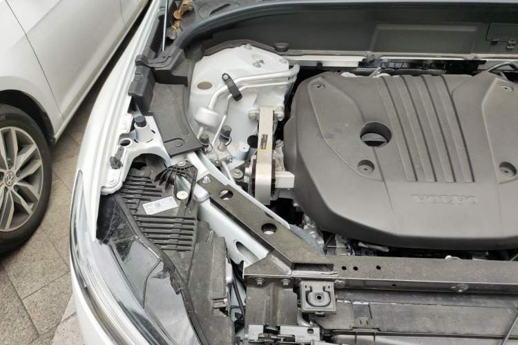 Used Volvo XC60 2026 B5 4x4 Smart Luxury Edition Engine Bay Right
