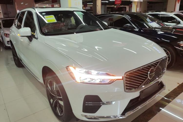 Used Volvo XC60 2026 B5 4x4 Smart Luxury Edition Front Right 45 Deg