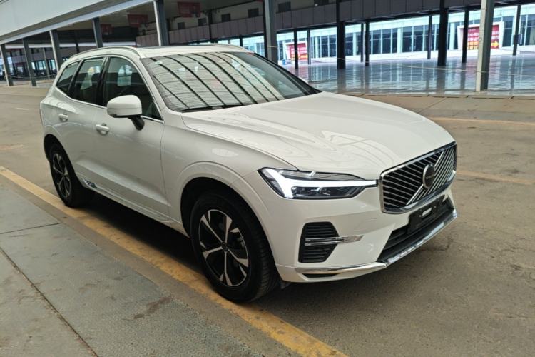 Used Volvo XC60 2026 B5 4x4 Smart Luxury Edition Front Right 45 Deg