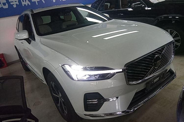Used Volvo XC60 2026 B5 4x4 Smart Luxury Edition Front Right 45 Deg
