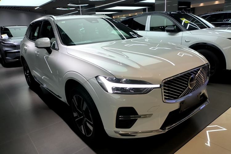Used Volvo XC60 2026 B5 4x4 Smart Luxury Edition Front Right 45 Deg
