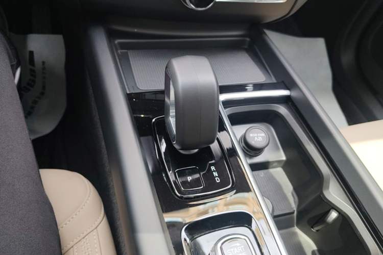 Used Volvo XC60 2026 B5 4x4 Smart Luxury Edition Gear Lever